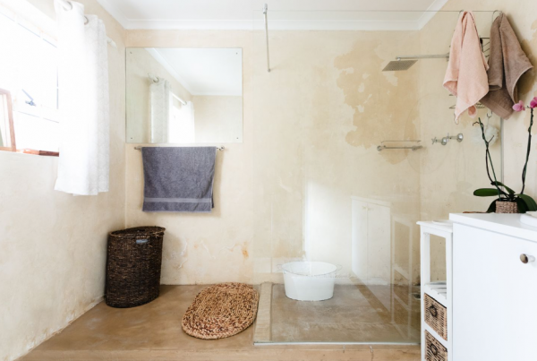 Desain kamar mandi dengan shower tanpa kaca untuk kesan lebih terbuka